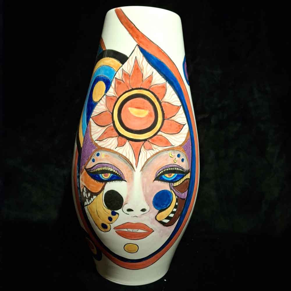 El Boyalı Soyut Yüz Tasarımlı Seramik Vazo