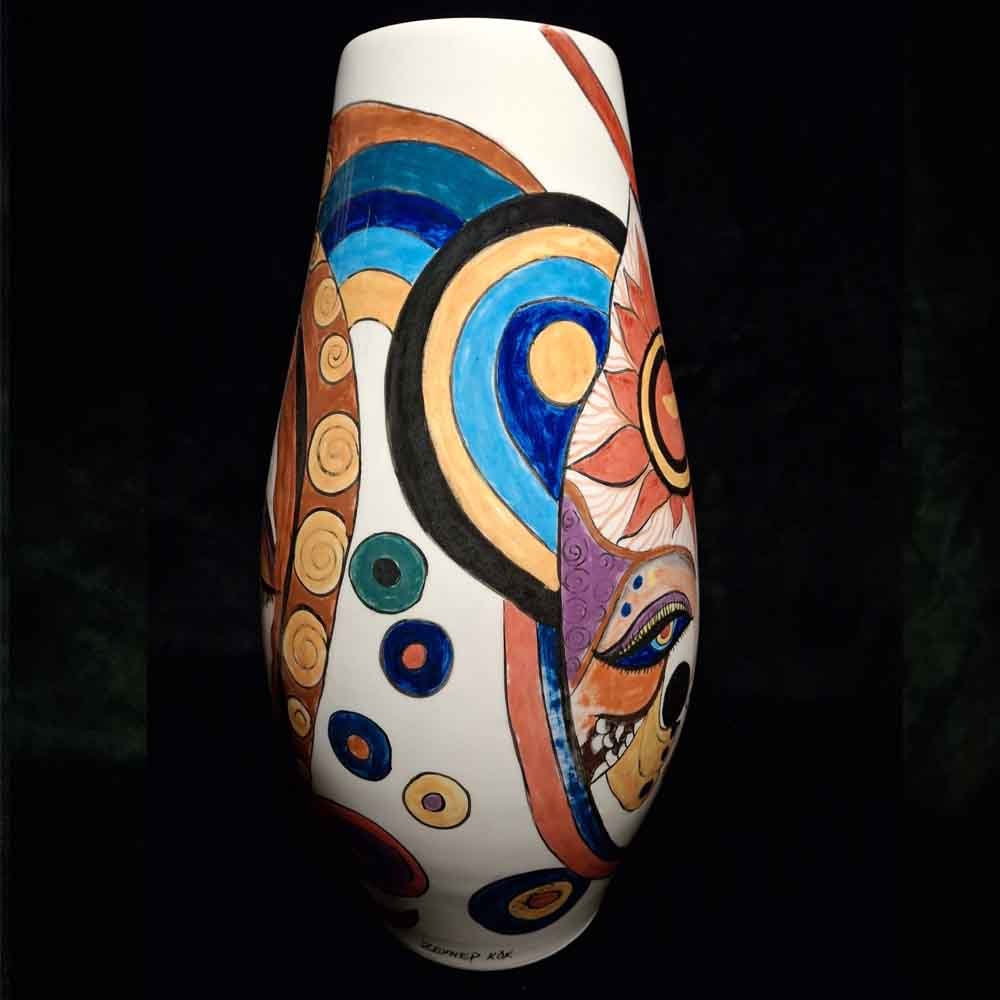 El Boyalı Soyut Yüz Tasarımlı Seramik Vazo